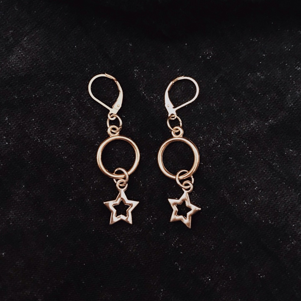 ⭐️ GOLD CIRCLE STAR EARRINGS 💫 - Picture 2 of 4